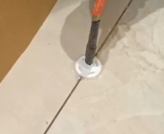 衡阳市瓷砖空鼓维修公司专业解答瓷砖在铺贴过程中，如果没有涂抹均匀到位的粘结材料（如水泥砂浆或瓷砖胶），可能会导致以下问题