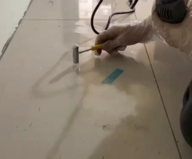 衡阳市瓷砖开裂维修公司专业分享瓷砖在铺贴前如果没有沥干水分，将会导致以下问题