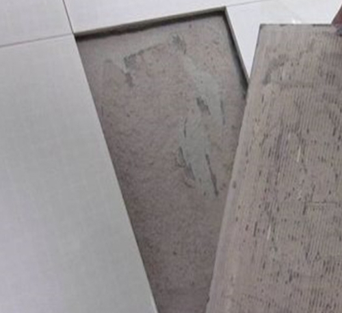 衡阳市瓷砖空鼓维修公司分享瓷砖铺贴时如果打浆（即涂抹在瓷砖背面和基层上的砂浆或瓷砖胶）过少，会带来以下问题